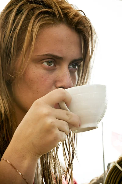 Atractiva joven bebiendo café — Foto de Stock