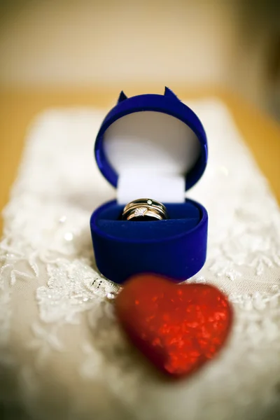 Anneaux de mariage dans la boîte à bijoux — Photo