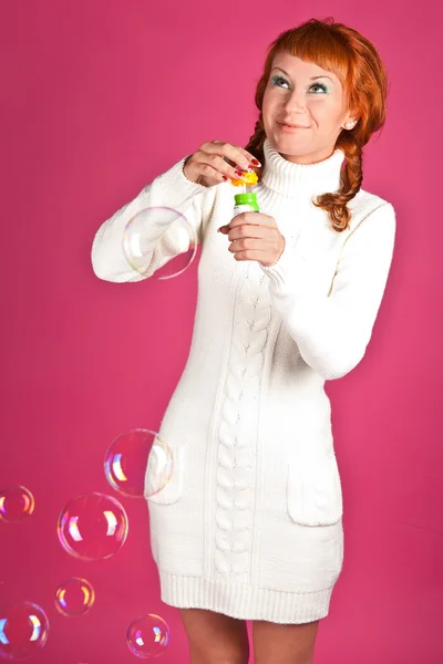 Rusovlasá dívka v bílém svetru — Stock fotografie
