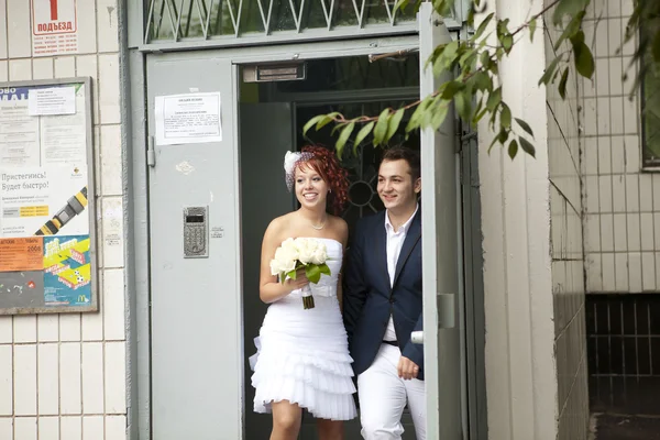 幸福的新娘和新郎 — 图库照片