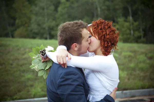 Glückliche Braut und Bräutigam im Park — Stockfoto