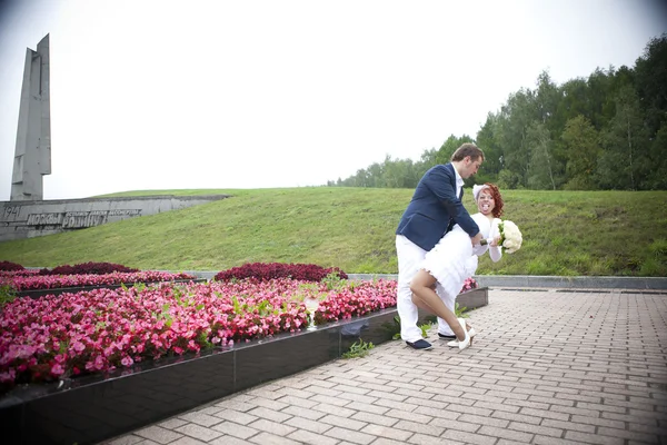Boldog menyasszony és a vőlegény a parkban — Stock Fotó