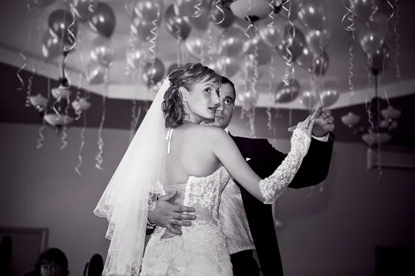 Noiva e noivo dançando a primeira dança — Fotografia de Stock