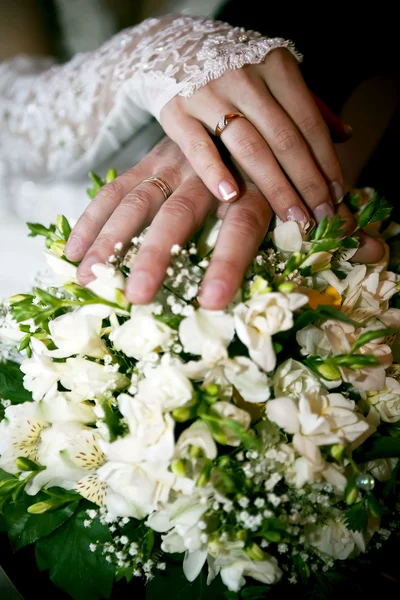 Mains du marié et de la mariée — Photo