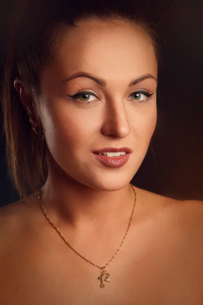 Portret van jonge en mooie brunette — Stockfoto