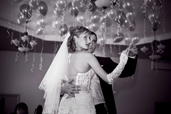 花嫁と花婿の最初のダンスを踊る ストック写真