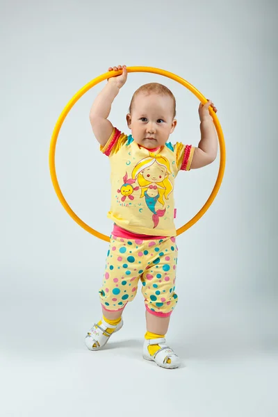 Sarı pijama, sevimli küçük kız — Stok fotoğraf