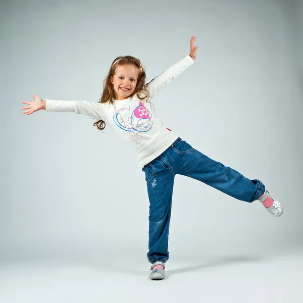 Kleines Mädchen posiert im Studio — Stockfoto