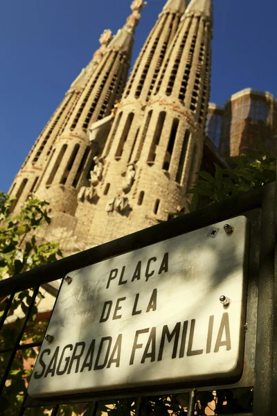 Skyltat sagrada familia square i barcelona — Stockfoto