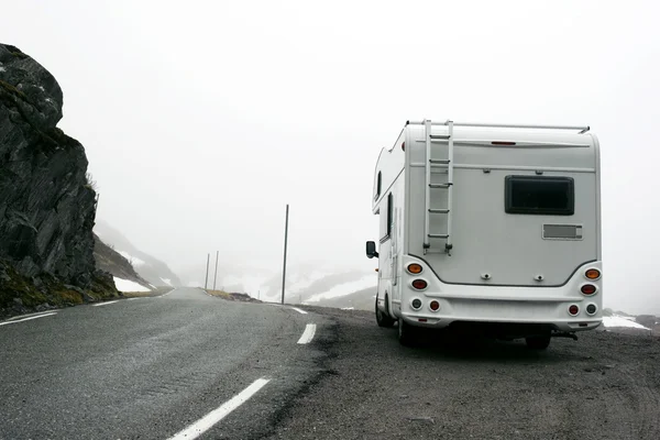 Camping-car en terrain montagneux brumeux — Photo