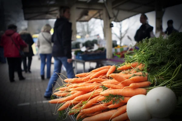 Zanahorias en el mercado de agricultores —  Fotos de Stock