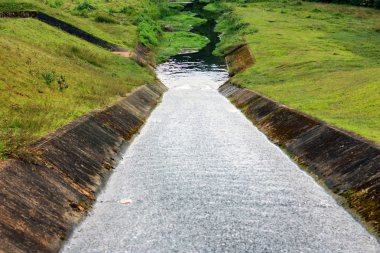 Akış yolundan çalışan Barajı su