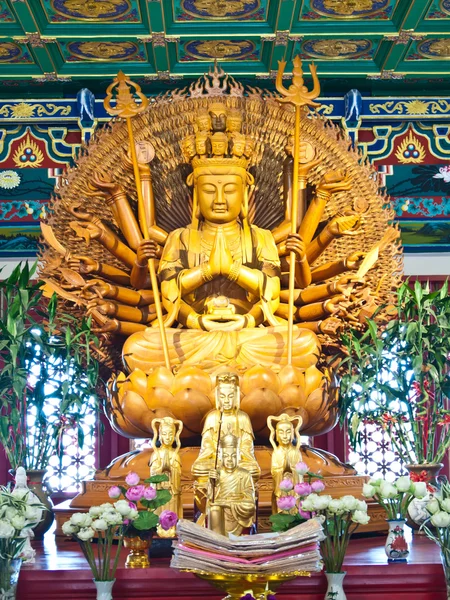 Статуя Гуань Инь в храме, Таиланд — стоковое фото