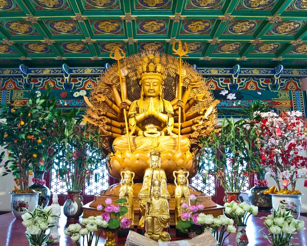 Guan yin standbeeld in tempel, thailand — Stockfoto