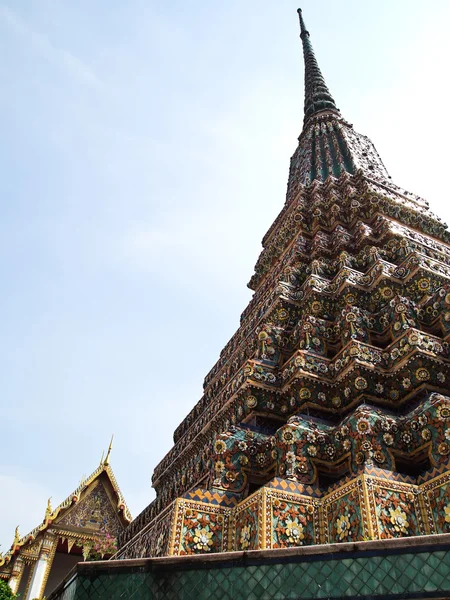 Gamla stupa med wat pho i bakgrunden — Stockfoto