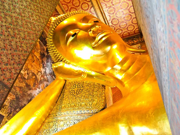 Großer goldener liegender Buddha, wat pho, bangkok — Stockfoto