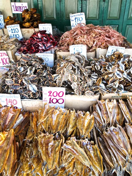 Цена сушеного кальмара в Бангкоке Таиланд (по вертикали ) — стоковое фото