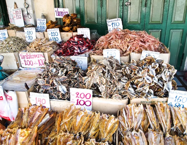 Сушеный кальмар на рынке в Бангкоке Таиланд (Горизонталь ) — стоковое фото
