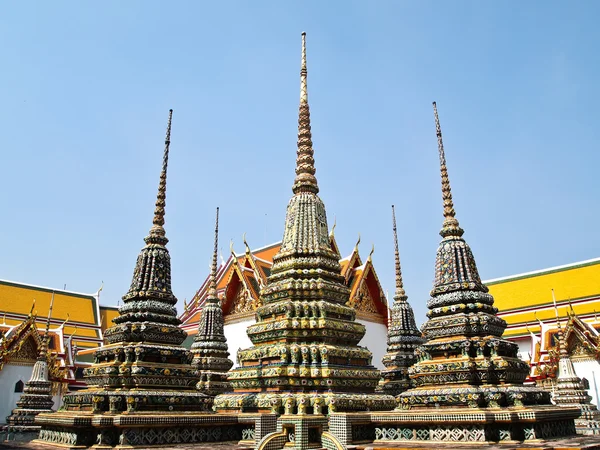 ワット ・ プラチェートゥポンウィモンマンカラーラーム、バンコク、タイでの塔 — ストック写真