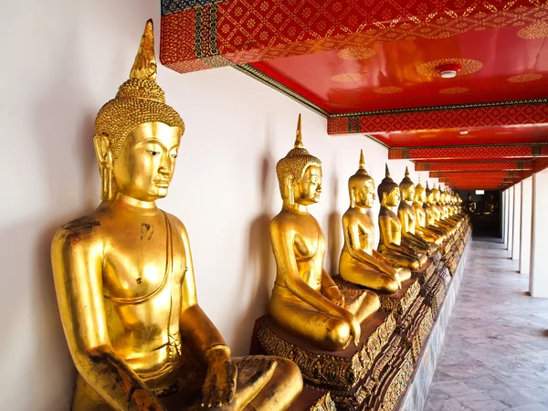 Wiersz siedzący statua buddów w wat pho — Zdjęcie stockowe