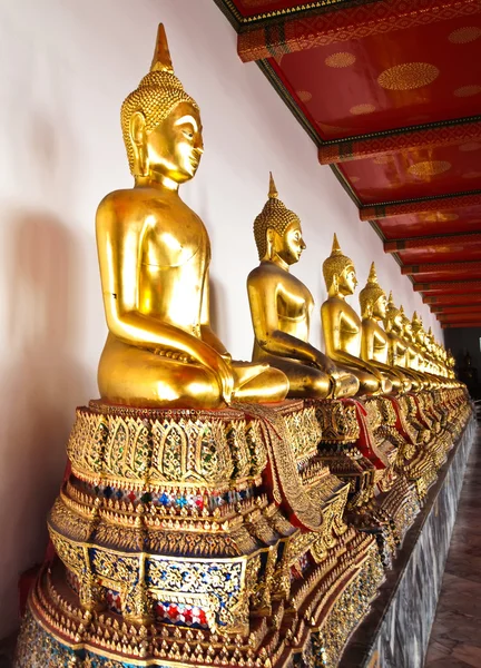 Estatua de budas de fila en Wat Pho en Bangkok, Tailandia —  Fotos de Stock
