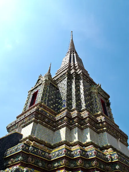 Kąt stupa w wat pho w bangkok, Tajlandia — Zdjęcie stockowe