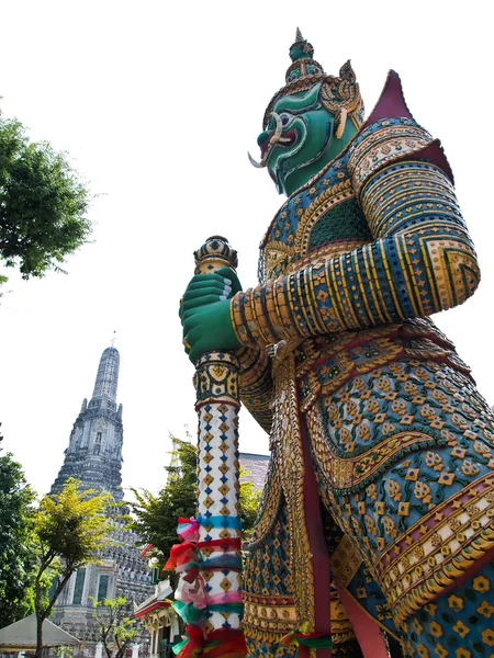 Obří socha s pagoda v wat arun — Stock fotografie