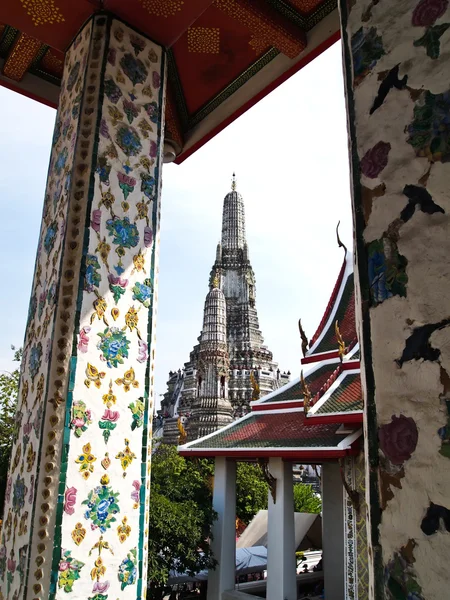 タイ ワット ・ アルンラーチャワラーラーム塔の角度 — ストック写真