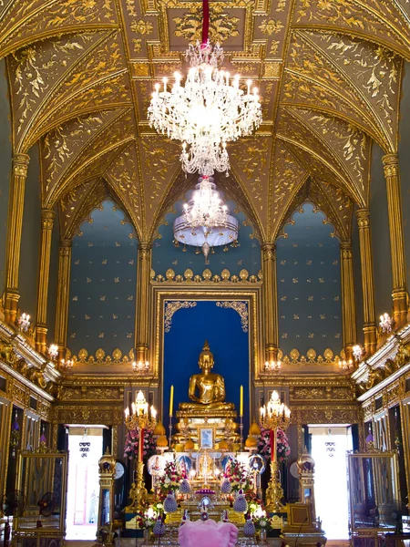 Arany szobor a buddha angkeeros bangkok — Stock Fotó