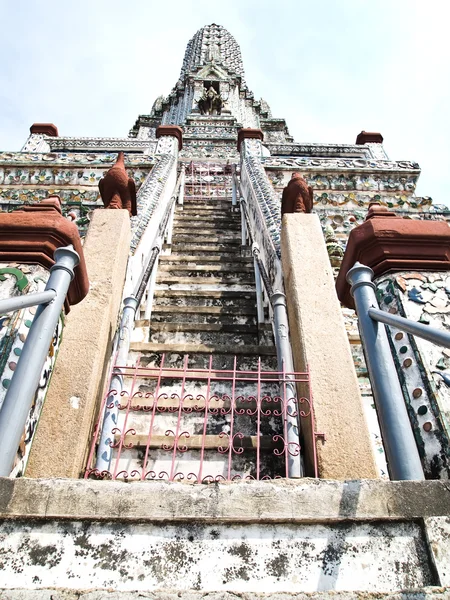 Trappor av pagoda i wat arun, bangkok — Stockfoto