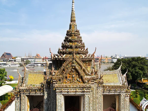 Door of the Wat Arun ("Дверь ват-аруна") ) — стоковое фото