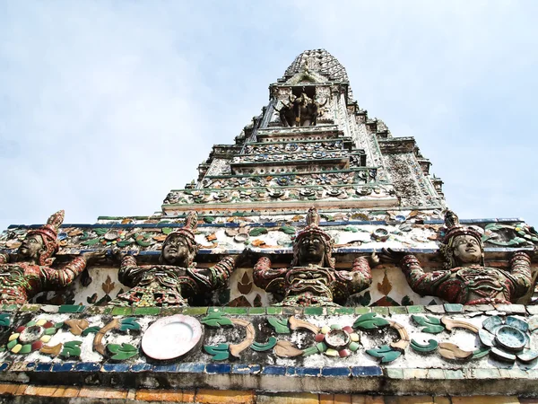 Angyal szobor: a wat arun pagoda — Stock Fotó