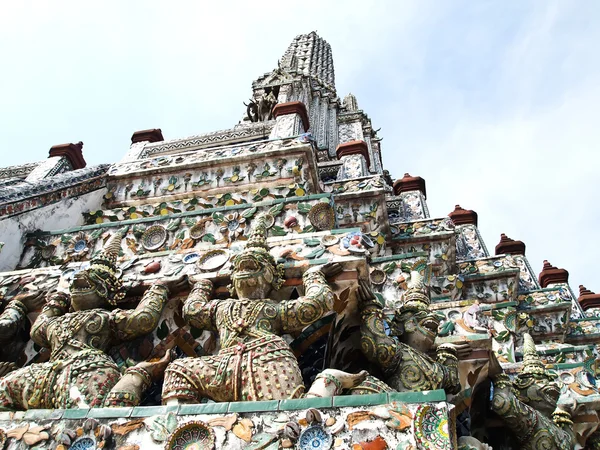 Monkey Statue at angle of the Wat Arun, Bangkok — стоковое фото