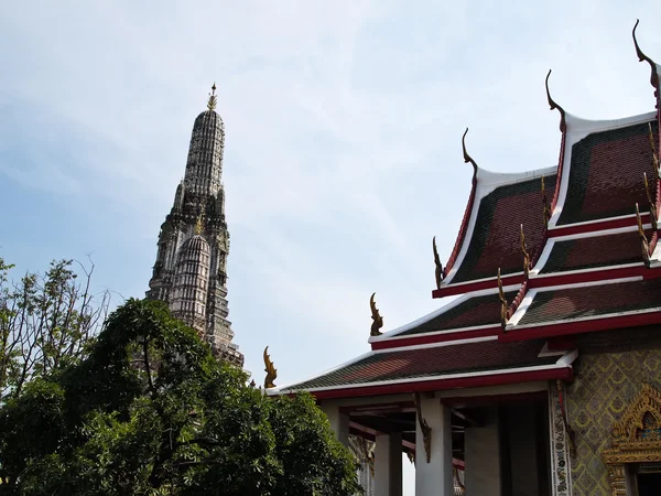 Pagode e o Wat Arun (Templo da Alvorada ) — Fotografia de Stock