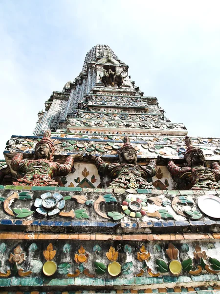 天使雕像的 Wat Arun(Temple of the Dawn) — 图库照片