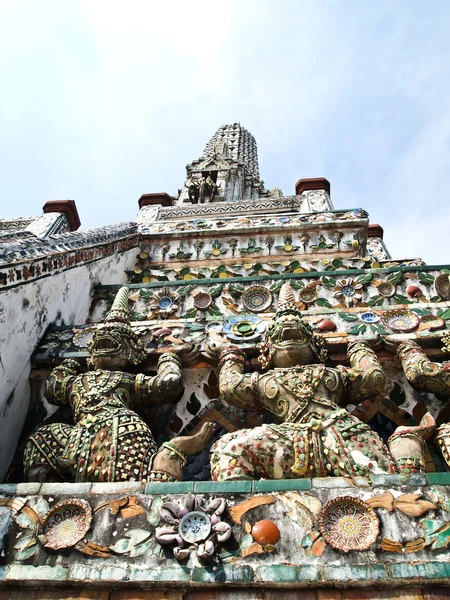 Majom szobra a wat arun, thailland — Stock Fotó