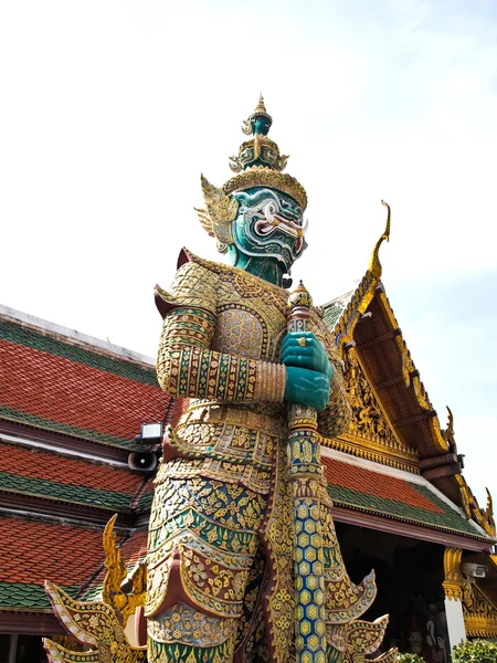 Guardian staty vid wat phra kaew, bangkok — Stockfoto