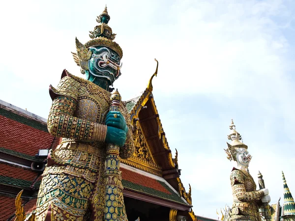 Estátua dois gigante gaurd em Wat Phra Kaew, Bangkok — Fotografia de Stock