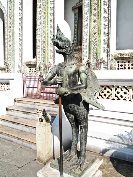 嘉鲁达航空雕像玉佛寺、 曼谷 — 图库照片