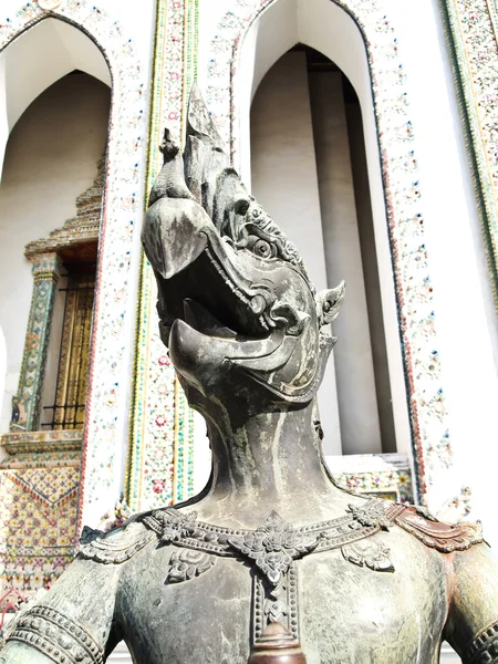 A estátua de garuda no templo de buda de esmeralda — Fotografia de Stock