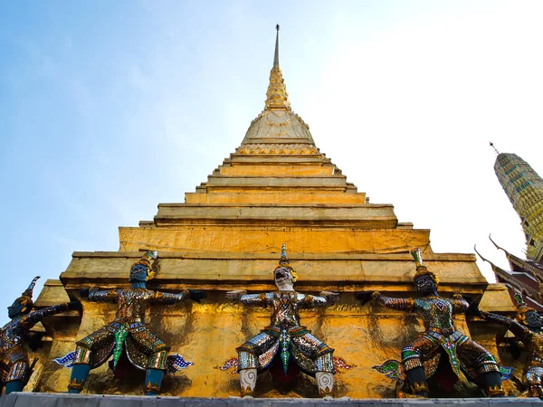 Wat phra kaew pagoda adlı heykelini koru — Stok fotoğraf