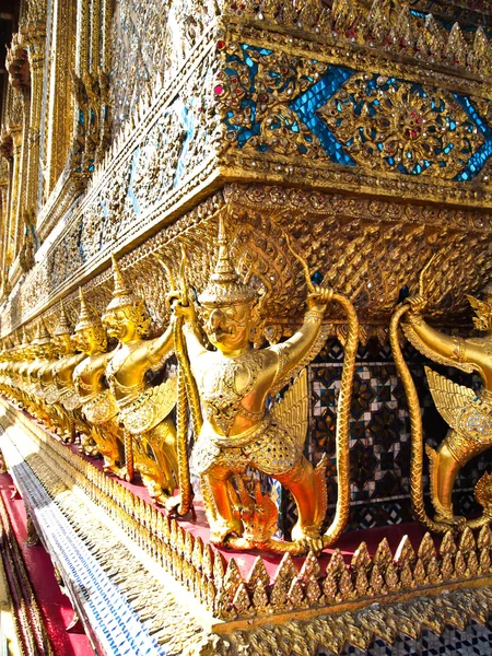 Golden garuda i wat phra kaew, bangkok — Stockfoto