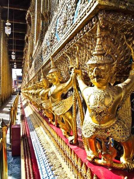 Golden garuda staty wat phra kaew, bangkok — Stockfoto