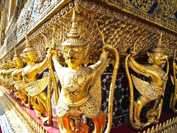 Гаруда, король птахів. Смарагдового Будди храм — стокове фото