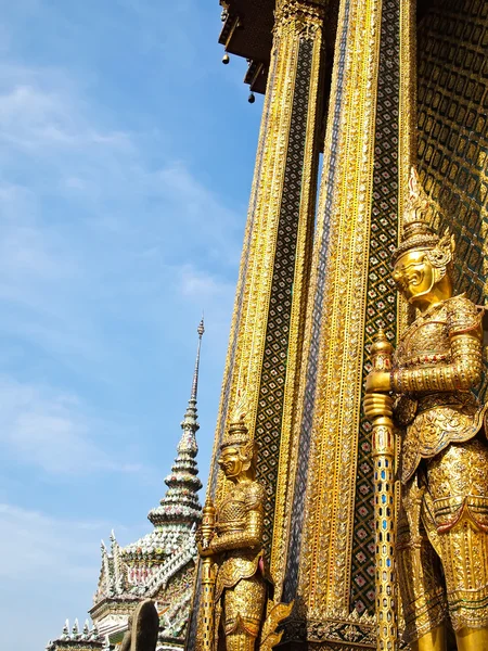 Χρυσό άγαλμα στο wat phra kaew, Μπανγκόκ — Φωτογραφία Αρχείου