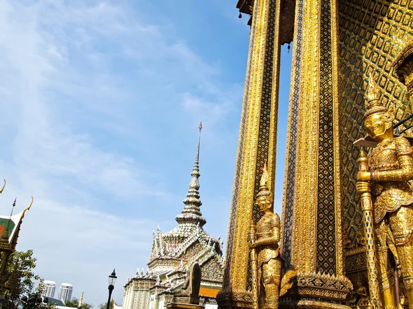 监护人雕像在玉佛寺，曼谷 — 图库照片