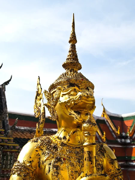 Gyllene staty vakta jätte wat phra kaew — Stockfoto