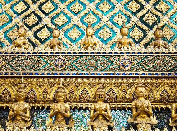 Красочная антикварная работа в Wat Phra Kaew, Бангкок — стоковое фото