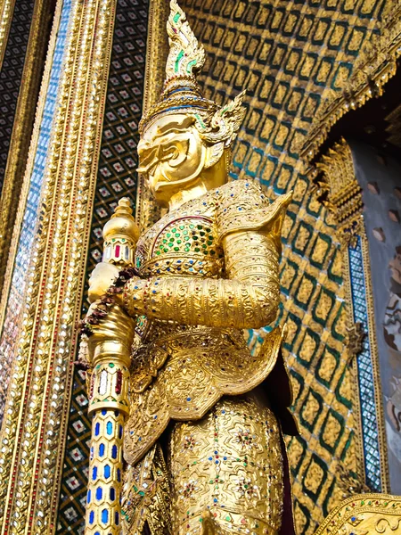 Złoty posąg straży gigant w wat phra Kaew w Bangkoku — Zdjęcie stockowe