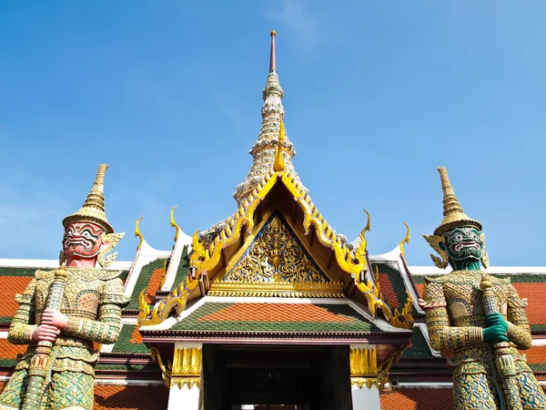 Estatua 2 Gaurd gigante en Wat Phra Kaew, Bangkok —  Fotos de Stock